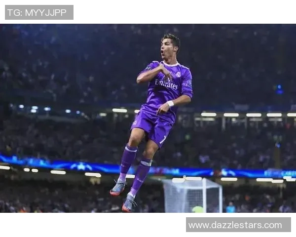 球迷疯狂行为再现欧冠赛场上演C罗球衣抢夺奇观